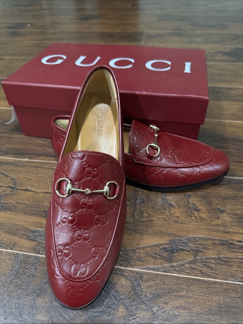 Women's Gucci Jordaan loafer. Embossed Leather Horsebit